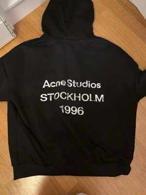 Acne studios hoodie  - Snygg acne studios hoodie med prislapp på, köpt i London och endast använd en gång har inga fel på sig 
