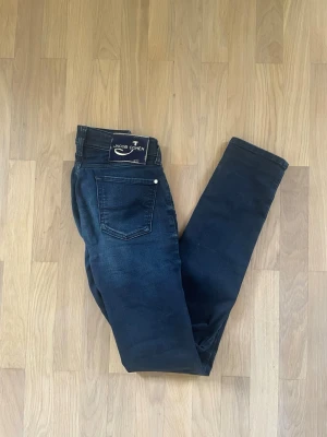 Jacob cohën jeans -  Säljer dessa feta Jacob Cohën jeans i med stretch – nypris 4 000–5 000 kr, mitt pris endast 450 kr! Snygga detaljer och perfekt slimpassform enligt mig. Mycket fint skick med inga defekter som ni ser på bilderna och ett riktigt bra fynd. Priset är inte hugget i sten och kan diskuteras vid snabbt köp!  Mått:  • Midja 33 cm • Innerbenslängd 70 cm • Ytterbenslängd 80 cm • Storlek 26