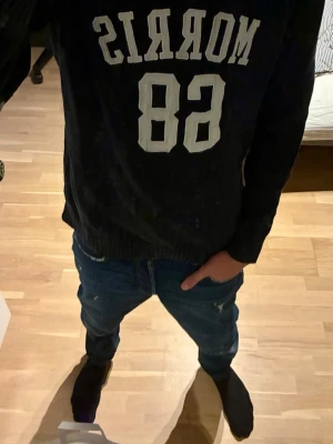 Stickad Morris tröja - Mörkblå stickad Morris tröja i mycket bra skick. Storlek L Hör av er vid frågor Kolla gärna in mina andra grejer också🤝