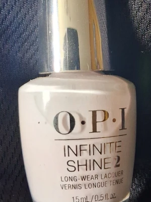 OPI Nagellack  - OPI Infinite Shine 2 nagellack i en vit  nyans. Lacket kommer i en klassisk rund glasflaska med silverfärgat lock och rymmer 15 ml. Perfekt för dig som gillar en fräsch och stilren look på naglarna.