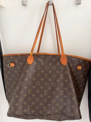 INTRESSEKOLL Louis Vuitton GM  - Stilren shoppingväska från Louis Vuitton i klassiskt monogram. Har gjort en hemma lagning på ena handtaget och de andra har spruckit lite i lädret men är fortfarande intakt, skicka dm för fler bilder, kodad och fortfarande väldigt fin trots slitage då den har några år på nacken då den är ärvd 