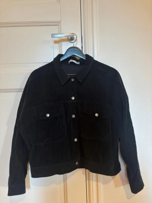 Manchester jacka  - Tunnare Manchester jacka i svart från Pull&Bear🖤 Storlek M