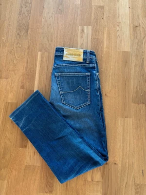 Superfina Jacob Cohen jeans w33 - Sjukt snygga populär eftertrakatde Jacob Cohen jeans Bard av högsta kvalité och storlek w33 säljes. 42/43 cm breda i midjan och 98 cm total längd. Grym passform och perfekta nu till vintern! Sällsynt unik badge och väldigt snygg tvätt. Superfint toppskick och tveka inte vid minsta fråga eller fundering!