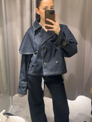 Jeans Trenchcoat  - En helt ny Jeans Trenchcoat från Gina tricot med prislappen kvar 