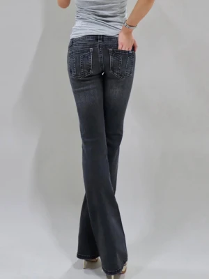 Low waist Grise - Snygga mörkgrå bootcut jeans med slitningar och detaljerade bakfickor. Jeansen har en klassisk femficksmodell och är tillverkade i ett stretchigt denimtyg som sitter bekvämt. Perfekta för en avslappnad och trendig look.