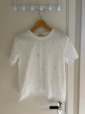 Tshirt Zara - Jättefin vit tshirt med diamanter på från Zara i storlek S💞