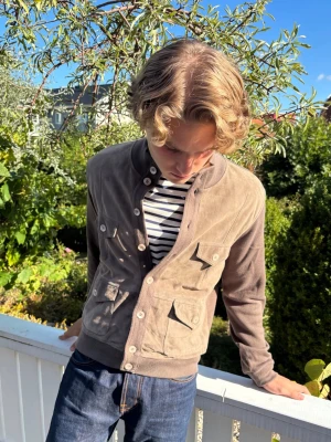 Italiensk Mocka cardigan - Modellen är 183cm lång och väger 72kg, medium
