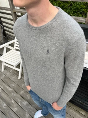 Ralph Lauren stickad - Toppenskick., inga defekter 100% merinoull Storlek L men förminskad i tvätt till en S. Men proportionerna på passformen är kvar. Jag på bild är 180cm och 66kg