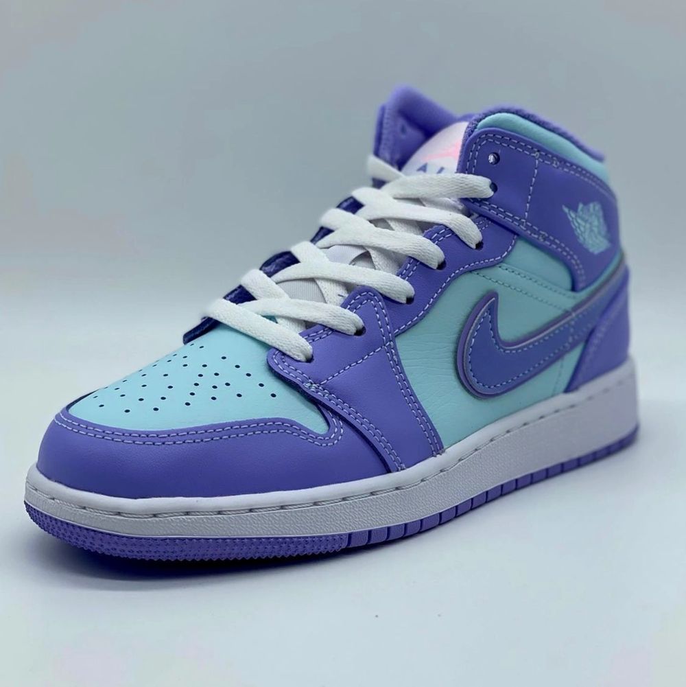 Säljer helt nya & oanvända Jordan 1 Mid Purple Aqua. Finns i storlek 37,5, 38,5 & 39. Köpta från Footlocker, kvitto kan uppvisas! Fraktas spårbart & dubbelboxat på köparens bekostnad. Vid stort intresse blir det budgivning! Kolla in @LocalJords på Instagram för fler limiterade Jordans!. Skor.