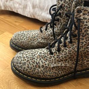 Dr.Martens  - Dr.Martens kängor i leopard! De har bara använts ett fåtal gånger och är i fint skick. De är jättecoola och udda men tyvärr så är de för små för mig, så det är därför säljer jag de! Jag tänker att ni gärna får buda i kommentarerna och höja med minst 10kr❤️😊😍