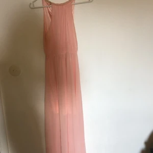 Klänning  - Önskas leverans står du själv för kostnaden.