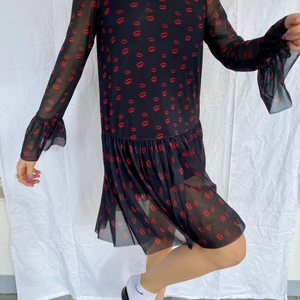 Svart klänning med pussmunnar  - Säljer min snygga klänning från NA-KD pga inte min stil. Använd typ 3ggr. Jättebra skick och så bekväm och fin på kroppen. Passar mig bra som är M/L