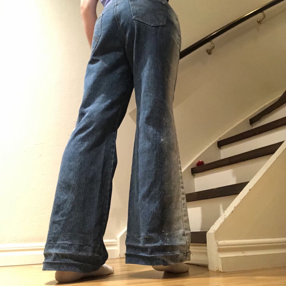 Super speciella jeans med glitter samt vit på båda sidorna. Lagom baggy med bootcut🥰, jag är 1,65 cm. . Jeans & Byxor.