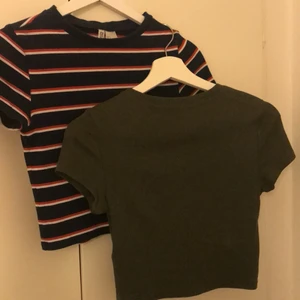 Två tröjor för 20kr - Hej säljer båda dessa två magtröjorna för 20kr då jag inte längre använder dem. Är rätt säker på att de båda är från h&m. De är båda i storlek S, är välanvända men i bra skick. De tvättas såklart innan de skickas iväg! 