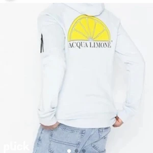 Ljusblå Aqua Limone hoodie - Väl använd hoodie men som ändå är i bra skick. Nypriset är ca 1300kr och köpt för ca 2 år sedan. Önskas fler bilder kan ni skriva i DM🥰 passar alla kön då både jag och min kille har använt den.