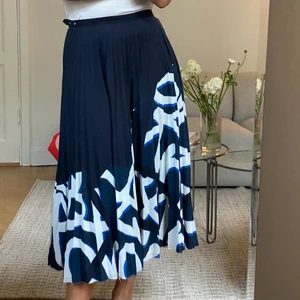 H&M AW Studio kjol storlek 40 - Skickar endast -köparen står för frakt.  För referens är min längd 174 cm. 