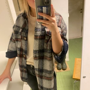Rutig jacka - Säljer denna jacka som jag köpte på zara på barnavdelningen, men som ni ser passar den mig som är S💕