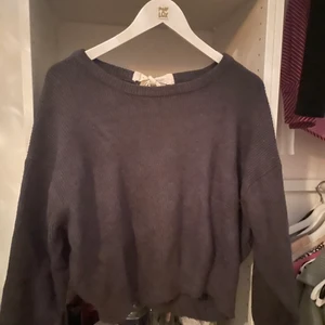 stickad tröja,zara i storlek S - Superfin grå stickad tröja med knytning bak ifrån zara. Väldigt sparsamt använd. Perfekt längd och passform. 