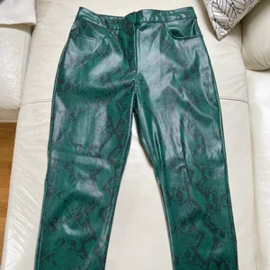 Säljer dessa fake läder byxor från nakd. Fint skick då jag - Säljer dessa fake läder byxor från nakd. Fint skick då jag inte fått så mycket användning för dom. Dom är ankellängd!!! Kan mötas i Stockholm eller frakta men köparen står för frakten💕