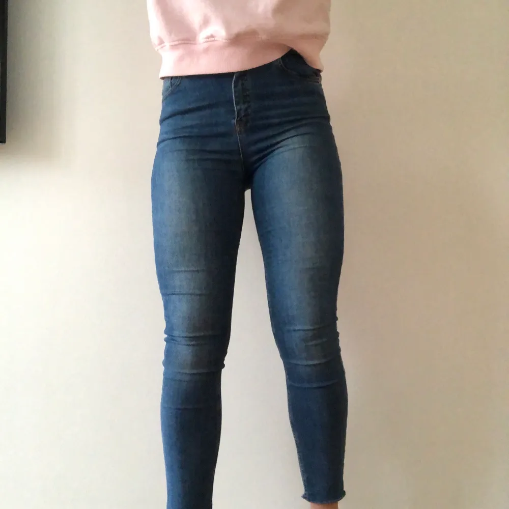 Ett par jeans som är använda ett fåtal gånger. Säljer för att de är för stora för mig. . Jeans & Byxor.