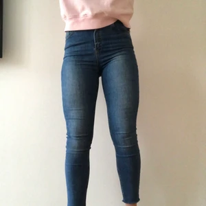 Na-kd jeans  - Ett par jeans som är använda ett fåtal gånger. Säljer för att de är för stora för mig. 