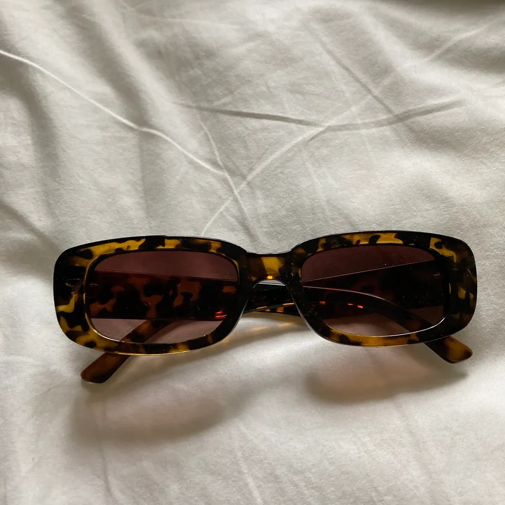 🚫Svarta sålda🚫 Snygga och trendiga solglasögon som aldrig har används. Säljer pga av att dom inte passar mitt ansikte. . Accessoarer.
