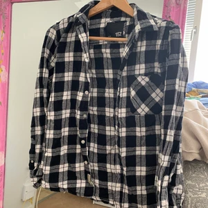 Skjorta - Skjorta i svart-vitt. Bra passform, lite oversize 