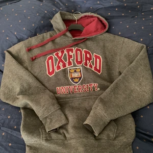 Oxford hoodie  - En mörk grå och röd OXFORD hoodie i storlek S från London använd få tal gånger och inga fläkar eller hål  