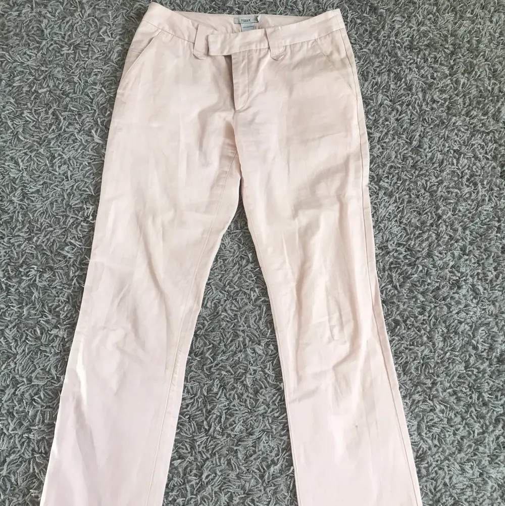 Säljer dessa snygga lågmidjade rosa kosymbyxor från Filippa K. Är liten i storleken, så skulle passa bäst en S eller XS.. Jeans & Byxor.