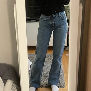 Zara mid rise jeans💕 - Skitsnygga jeans från zara som jag har sytt upp så de passar perfekt för mig som är 160💕