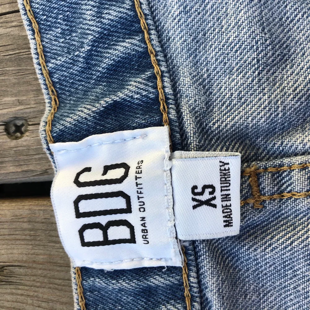 Superfin jeanskjol från märket BDG men är köpta på Urban Outfitters i Barcelona!🤍 Använd fåtal gånger och i superfint skick! Nypris: ca 500kr! . Kjolar.