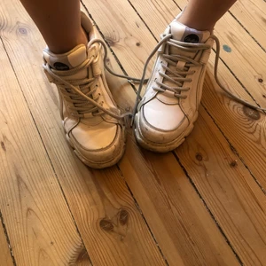 Vita Buffalo - Vita buffalo platå skor!! Så snygga o passar bra om man vill bli ett par cm längre