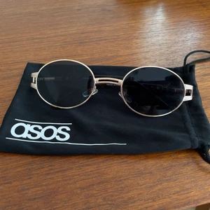 Solglasögon - Väldigt snygga solglasögon i ok skick. Fodralet ingår. Köpare står för frakt🌞