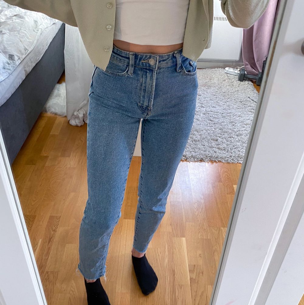 Jättefina jeans från asos i nyskick! De är väldigt sköna och stretchiga så skulle även passa större storlekar. Jag är 162 cm💙. Jeans & Byxor.