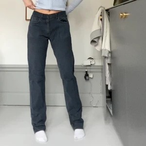 Marc Jacobs byxor - Sjukt snygga byxor från Marc Jacobs. Fint skick men tyvärr för stora på mig. Jag är en XS på bilden men skulle rekommendera att sy in midjan så som man önskar. Annars skulle jag kanske bedöma att de sitter bra på en strl M. Jag är 173 cm lång.  Frakt 66 kr.