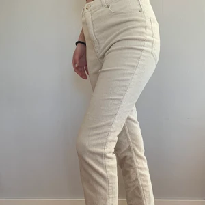 Beiga manchester byxor🤎 - Superfina supersköna helt oanvända beiga manchesterbyxor från monki i strl 36🤎säljs då de tyvärr aldrig kommit till användning🤎priset går att diskuteras, kan mötas upp i Varberg eller Göteborg annars står köpare för frakt🤎