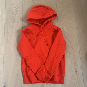 Peakperformance - Röd PeakPerformance Hoodie, knappt använd så den är i fint skick!😃(Ordinarie pris 1100kr)