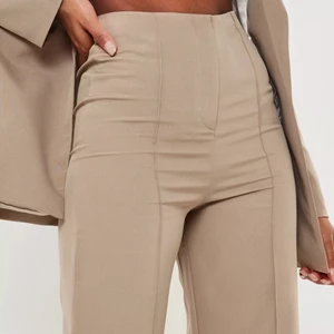 Beiga kostymbyxor - Säljer nu mina FAVORIT byxor som passar perfekt nu till våren! Jätte snygg beige/brun färg! Inköpta för 300kr☀️☀️☀️66kr i frakt eller mötas upp i Stockholm 