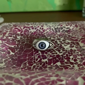 Ring, öga - Cool ring med ett öga! Vet inte storlek tyvärr, men om de hjälpar ngt så passar den på mitt långfinger. Köparen står för fraktkostnaden😊