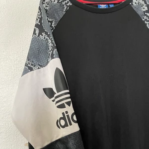 Adidas tröja - Den är använd men i gott skick. 