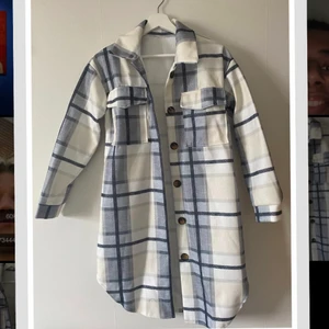 Kappa - En superfin, helt oanvänd, vårkappa!! Säljer pga för liten. Skriv för fler bilder!