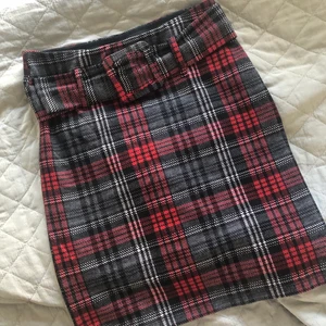 Rutig kjol - Rutig kjol, andvänd 1 gång. Går till lite ovanför knäna på mig som är 1,70cm