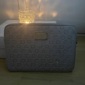 Marc By Marc Jacobs fodral  - Köpt på Raglady och knappt använd då den var för lite för liten för min MacBook Air. Passar till IPad, mindre MacBook mm. Köparen står för frakten!! 🤍