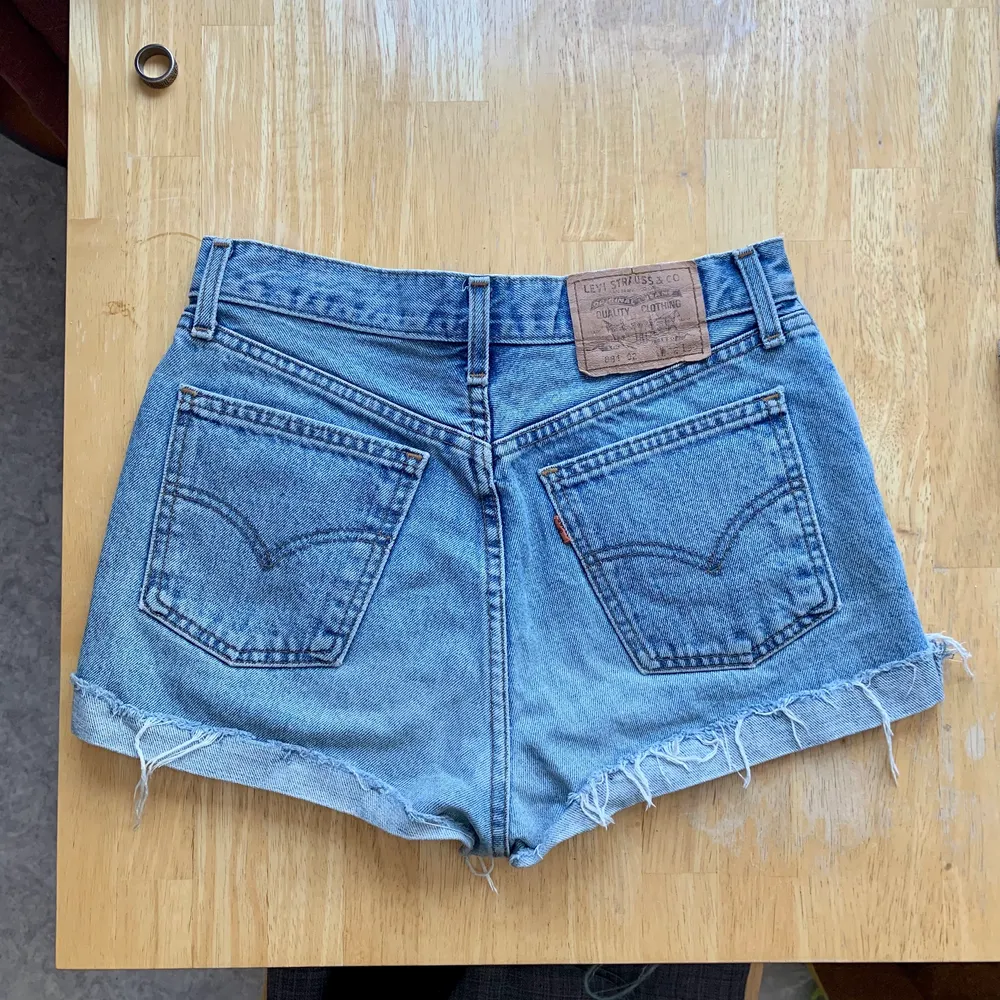 Snygga shorts från Levis. Passar en strl 34 och 36 skulle jag säga! Gillar dem jättemycket men är tyvärr för små för mig nu. Haft lite säkerhetsnålar i dem därav små säkerhetsnåls hål, men de syns inte när man har på sig dem. Bra skick i övrigt! Köpare står för frakt 💫. Shorts.