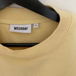Gul tröja från Weekday, storlek xs (sitter mer som s/m)
