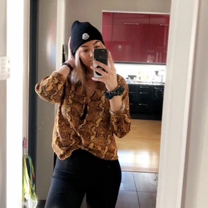 Skjorta från Zara - Denna orm printade skjorta från Zara har varit mycket älskad i garderoben då den gör att en outfit komplett⚡️ Passar lika bra till blå jeans eller beiga kostymbyxor som svarta byxor på bilden 🌟 Storlek S 