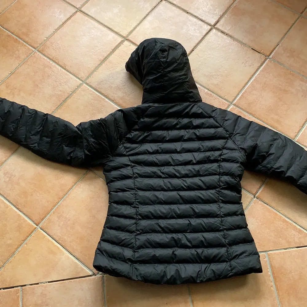Addidas jacka! Svart, storlek 38 eller M. Oandvänd! Säljer för att den inte kommer till andvändning! Köpt för 1200 . Takit.