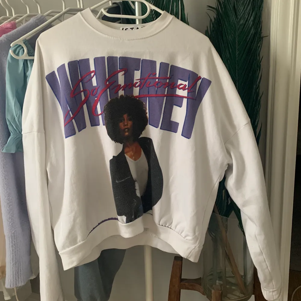 Så cool Whitney Houston-Sweatshirt köpt från Carlings🧃i storlek s, den har en liten fläck i bak (se bild 3). Pris: 100kr+frakt. Hoodies.