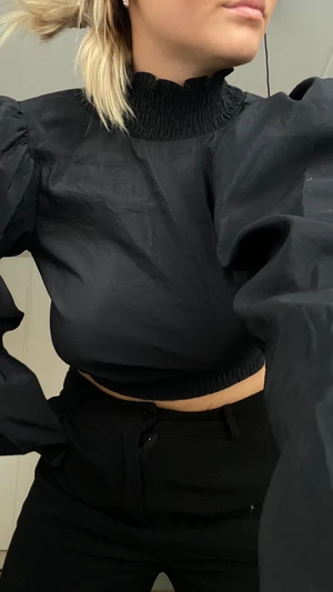 Tröja med öppen rygg - Så gullig topp med öppen rygg ifrån gina Tricot i storlek 32 men passar även större då den är justerbar. Fraktas mot kostnad 🥳