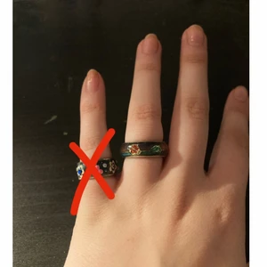 Fräsiga ringar - Säljer 2 riktigt fräsiga ringar💍  20kr för båda eller 15kr styck🤩  Det är ungefär 5 cm runt mitt ringfinger. För mer info eller bilder dm gärna mig🍓👼🏼🤍       ❌Båda är sålda❌